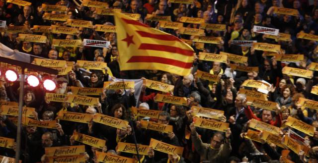 Ex-officials in Brussels hold key to separatist majority in Catalan parliament