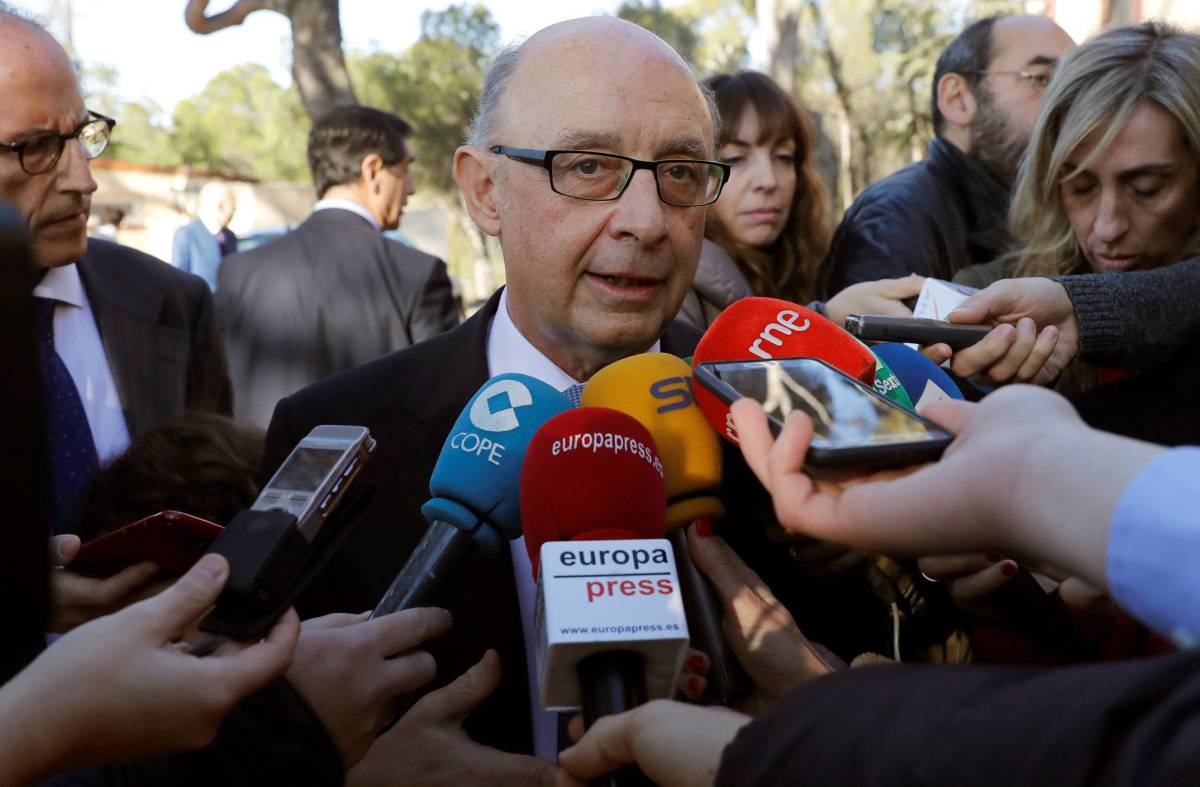 Montoro plantea una subida salarial a los funcionarios del 8% en tres años