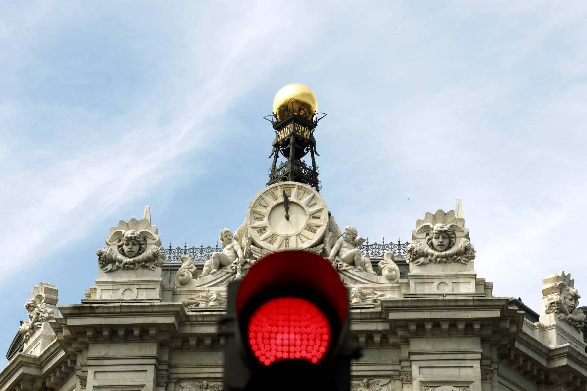 El Banco de España insta a la banca a mejorar su atención a las quejas de clientes