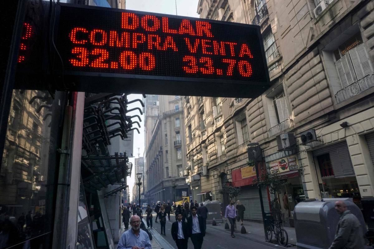 El peso argentino se desploma otro 10% y lleva al Ibex al filo de sus mínimos anuales