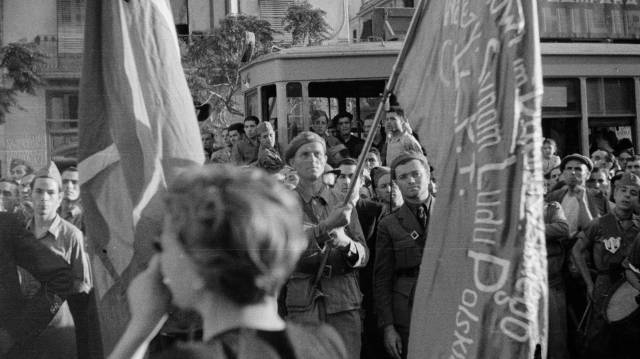 Trove of unseen photos shows Gerda Taro and Robert Capa in action