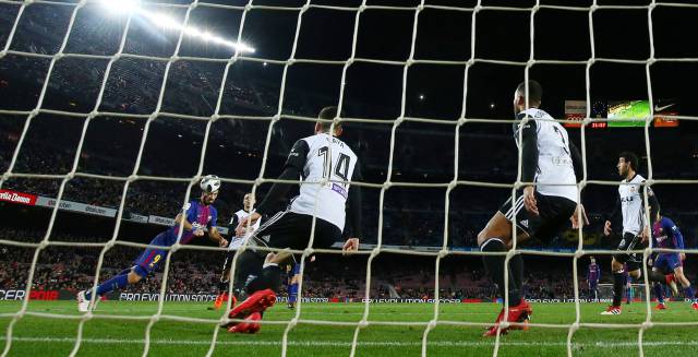 Luis Suárez da la victoria al Barça ante el Valencia en la ida de semifinales de Copa (1-0)