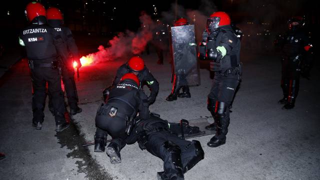 Police officer dies from heart attack during clashes with Spartak soccer fans in Bilbao