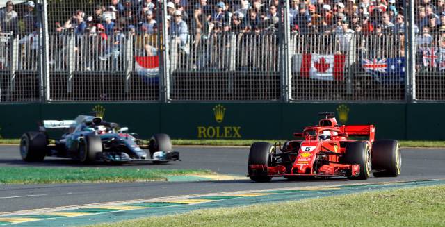 Vettel le roba la cartera a Hamilton en el GP de Australia