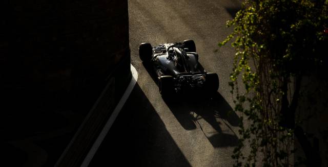 Hamilton saca tajada de los 'navajazos' de Red Bull en el GP de Azerbaiyán