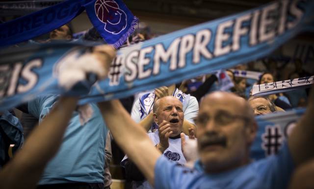 Sentir los colores sin saber qué es azul: así vive el baloncesto un invidente