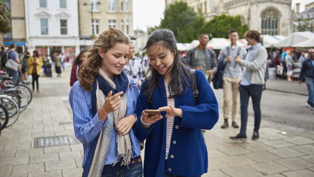 ¿Estás estudiando para el First? Así prepara (y corrige) Cambridge sus exámenes de inglés