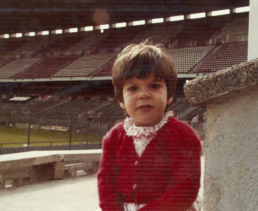 En la grada desde pequeña, con mi madre
