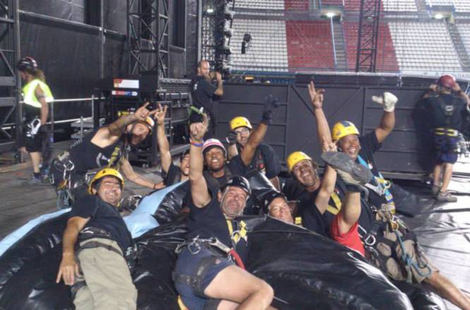 En el montaje del escenario para Bon Jovi