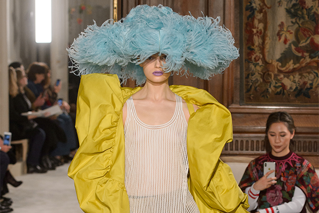 Tocados de plumas, lazos y volantes: el desfile más espectacular de Valentino