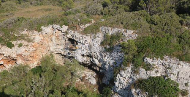 La cueva escondida de los trepanadores del pelo rojo