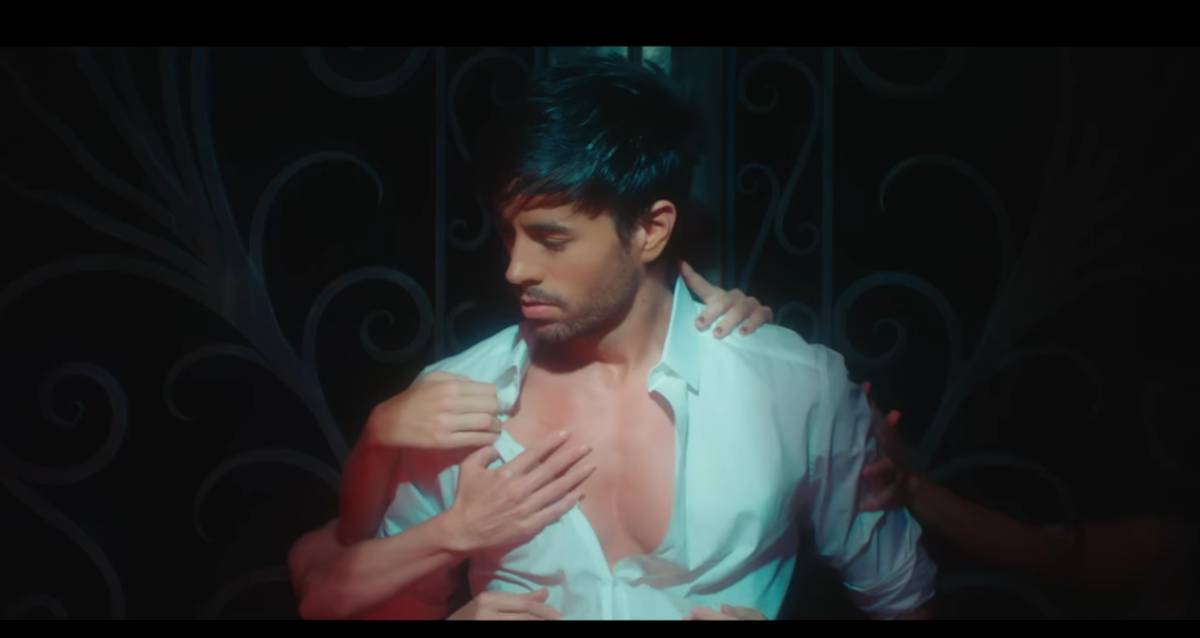 Ocho cosas que chirrían a la gente del vídeo de ‘El baño’, el último éxito de Enrique Iglesias