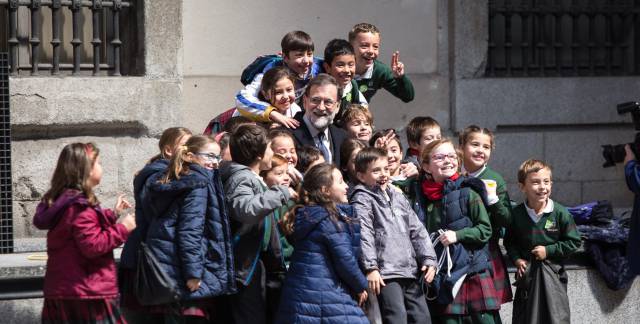 Spain's PM Rajoy might run for a third term, but conditions apply