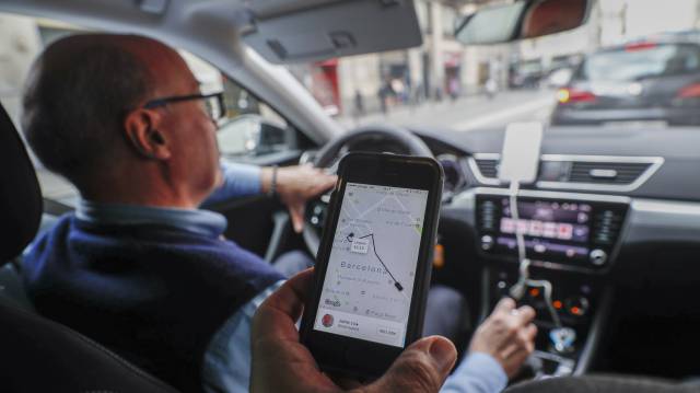 El Gobierno blinda por ley al taxi del avance de empresas como Uber y Cabify