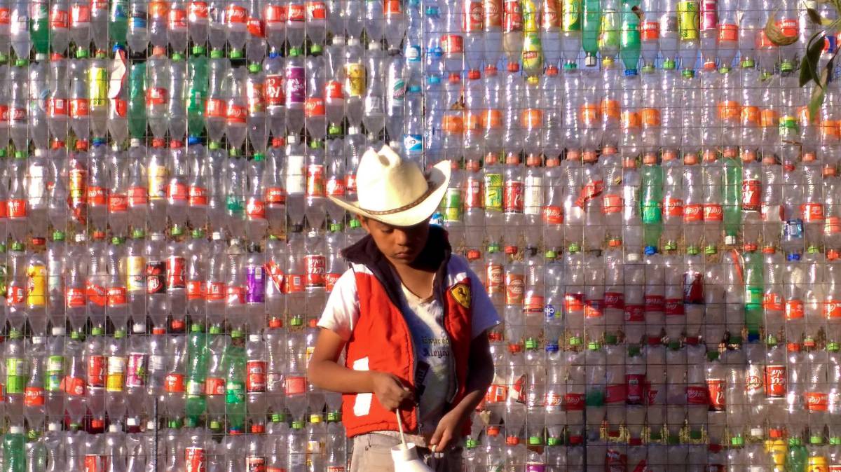 Reconstruir México con botellas de plástico