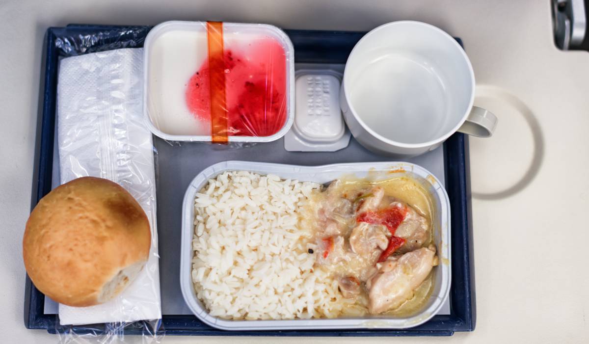 ¿Por qué sabe tan rara la comida del avión?