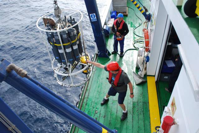 300 científicos del Instituto de Oceanografía denuncian que el centro está “paralizado”