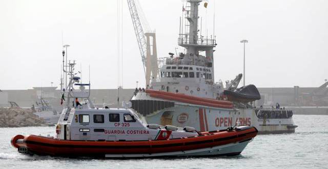 Italy detains Spanish ship for rescuing refugees in Mediterranean