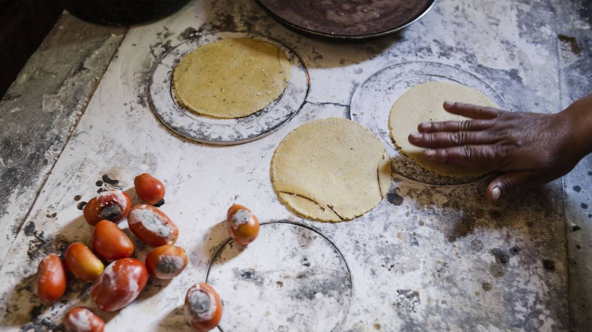 Refrescos, 'ganchitos' y chucherías: la comida basura arrasa entre los indígenas