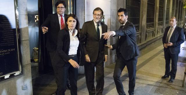 Rajoy takes refuge in restaurant, as Congress debates his ouster