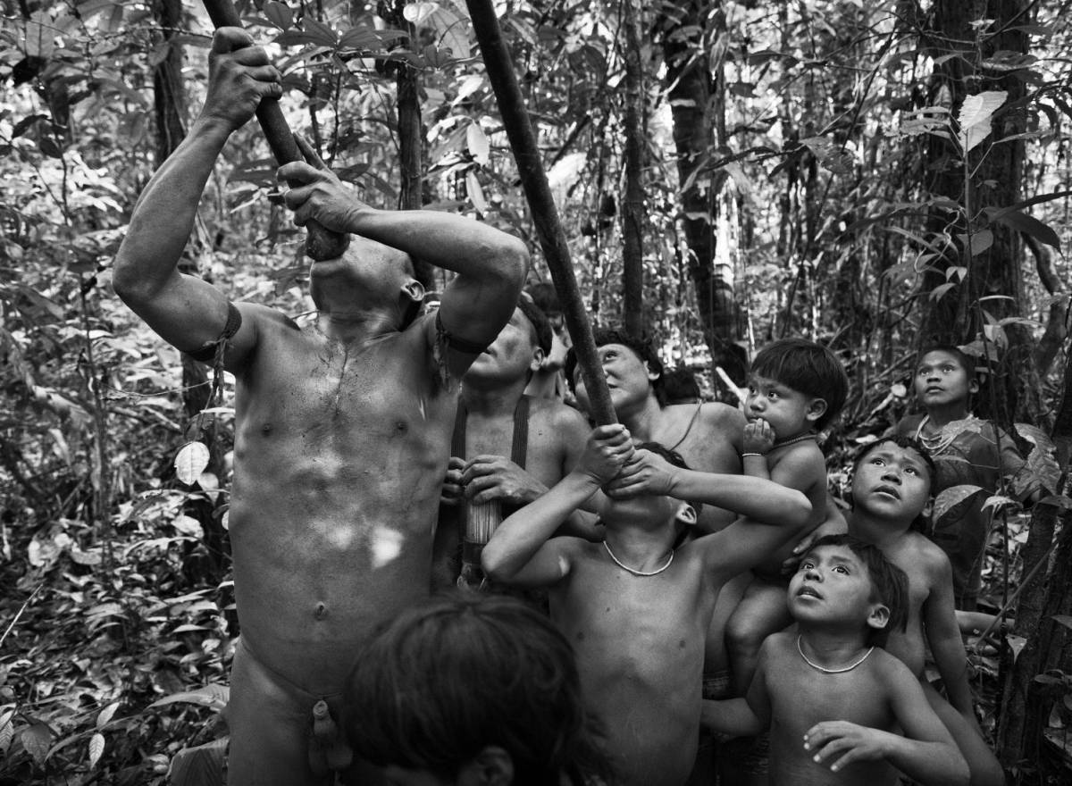 Sebastião Salgado retrata a aldeia que teme o não indígena