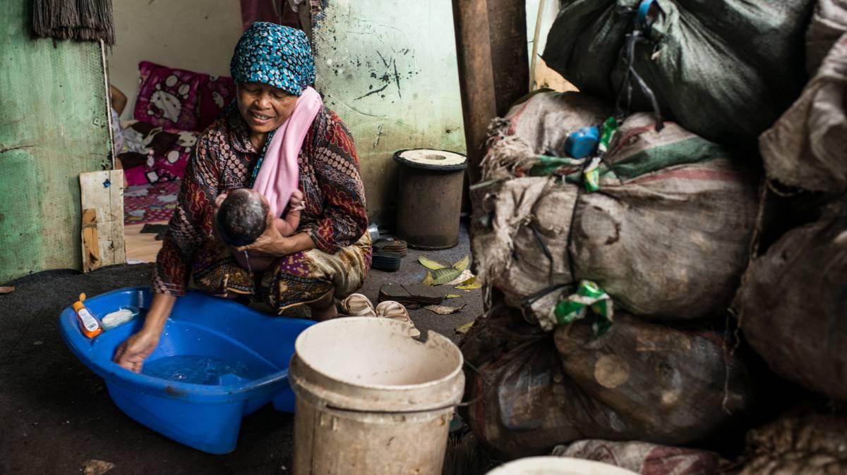 La mujer que trae niños al mundo entre montañas de basura