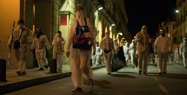 Eighty people wearing white suits and masks take down pro-independence symbols