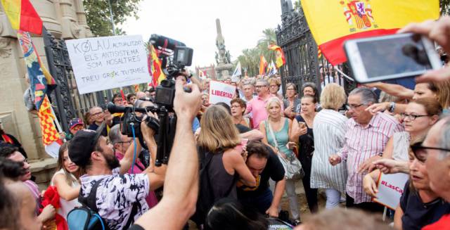 Cameraman assaulted at protest against pro-Catalan independence symbols