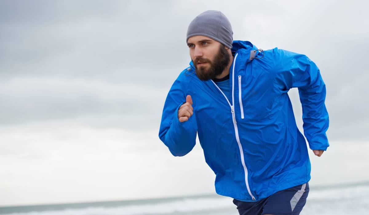 Correr con chubasquero y otros cinco errores evitables que cometemos cuando nos motivamos con el deporte