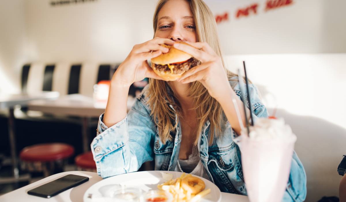 ¿Puedo saltarme la dieta una vez a la semana para hincharme a hamburguesas?