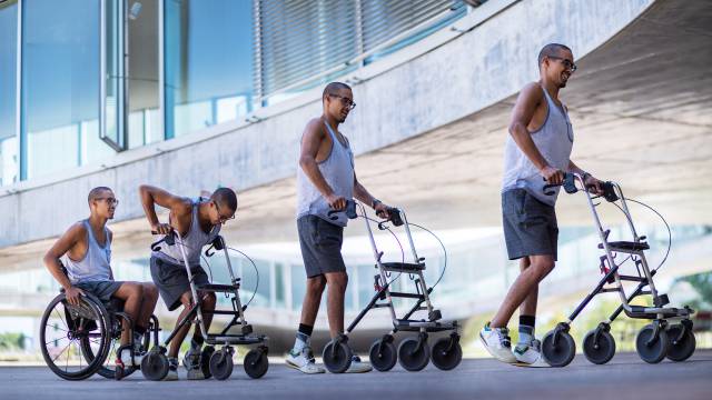 Tres parapléjicos vuelven a caminar gracias a un pequeño implante electrónico