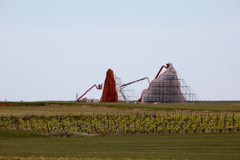 Construcción de decorados, que se intuyen muy Wes Anderson, a las afueras de Chinchón este mes de mayo. Víctor Sainz