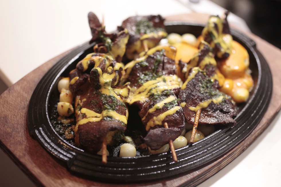 Anticuchos de corazón de ternera en el restaurante Katary. Almudena Ávalos