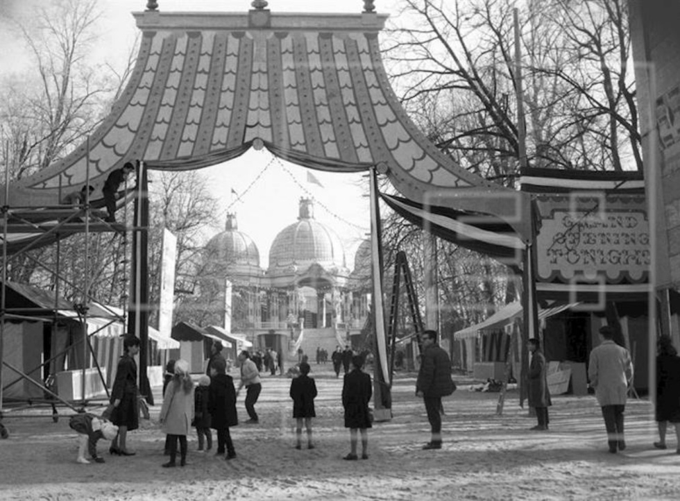 Foto del archivo de EFE tomada en 1963 junto al estanque del madrileño de Parque del Retiro donde también se rodó la película 'El maravilloso mundo del circo'.