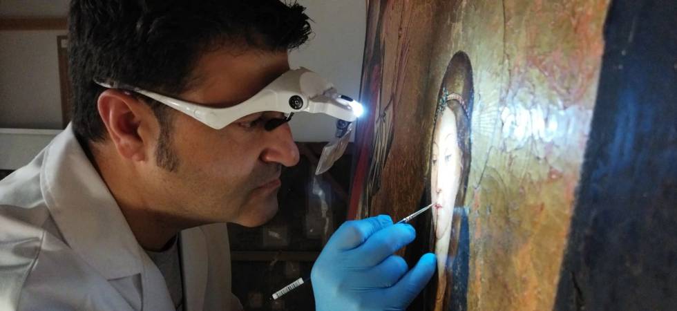 El restaurador Pablo Nieto durante el proceso de restauración de la tabla de 'La Anunciación' de Juan de Borgoña, una de las ocho aparecidas en Alcaraz, Albacete.