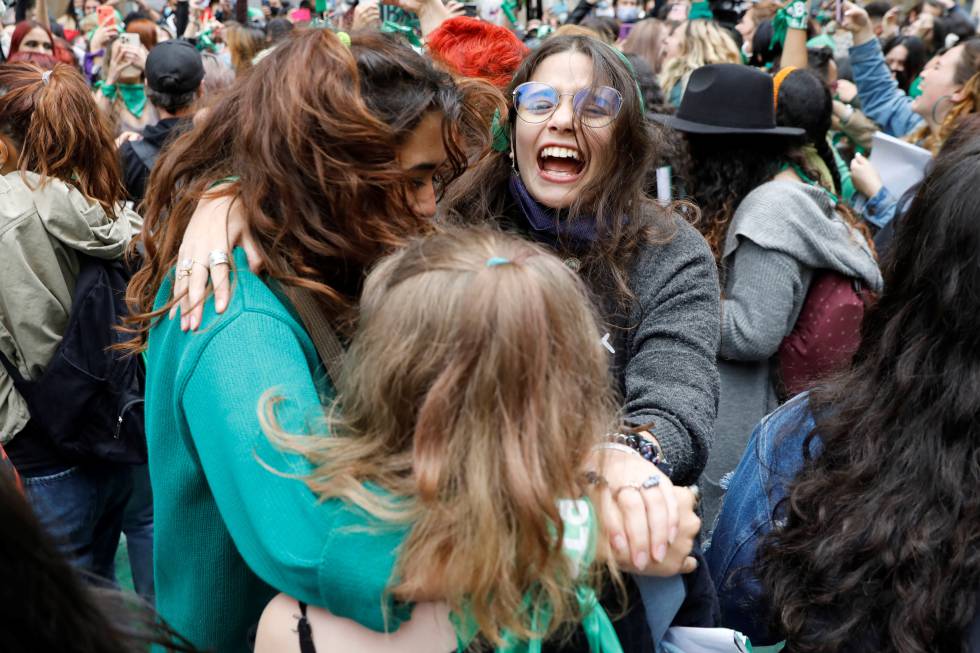Mujeres celebrando en Bogotá la despenalización del aborto el 21 de febrero de 2022.
