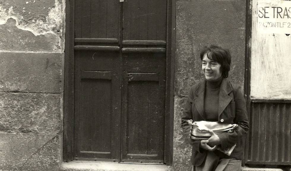 Amalia Avia, en una calle de Madrid, con rebeca y pelo corto.