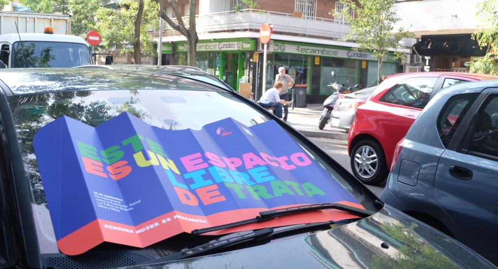 Un parasol de la campaña contra la publicidad sexual en un coche.