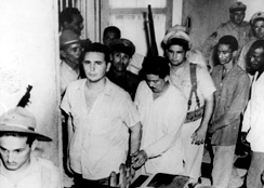 Presos del asalto al cuartel de Moncada escoltados por soldados cubanos. Mirando a la cámara y abriendo la fila de presos, Fidel Castro. / EFE<br />VÍDEO: Salida de la prisión de Isla de Pinos. / ARCHIVO AP