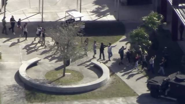 Un exalumno mata a 17 personas en un tiroteo en un instituto de Florida