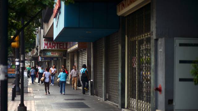 Los negocios de Caracas bajan las rejas