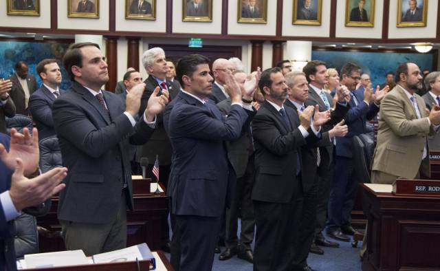 El Congreso de Florida aprueba una ley que permite armar a maestros