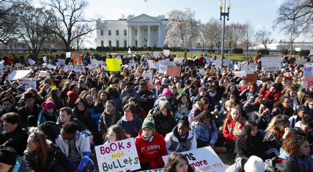 Masiva protesta de estudiantes en EE UU contra las armas