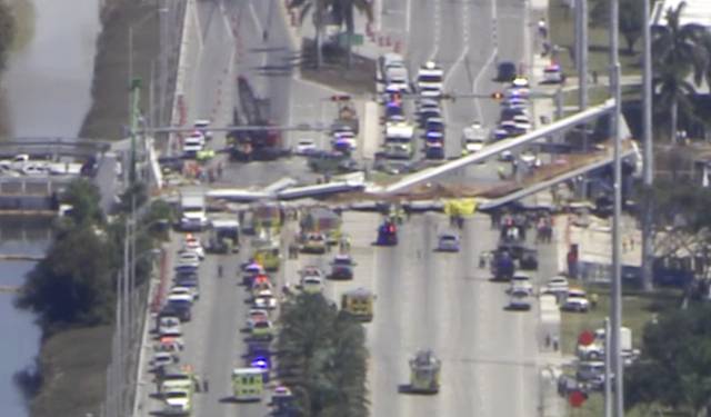 Varios muertos en Miami al derrumbarse un puente peatonal sobre una autopista