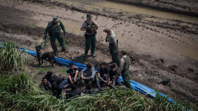 La separación de familias en la frontera le estalla a Trump