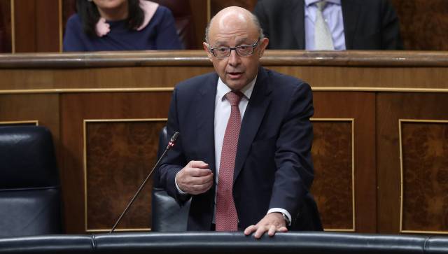 El juez exige a Montoro que diga por qué afirma que no se usó dinero público el 1-O