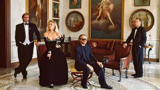 Los Versace: Paul Beck, es ex de Donatella, Donatella, Gianni y el otro hermano que pasaba por ahí. Antonio d'Amico, pareja del diseñador, no aparece en esta foto.