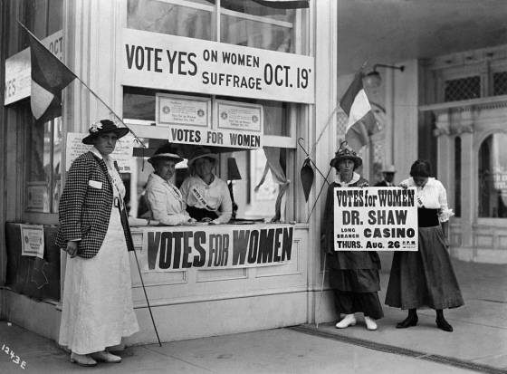 Varias sufragistas en Nueva York, en un puesto de información sobre el voto femenino en 1914