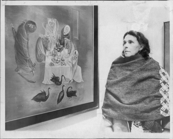 Leonora Carrington junto a su pintura 'Lepidoptera' en 1975