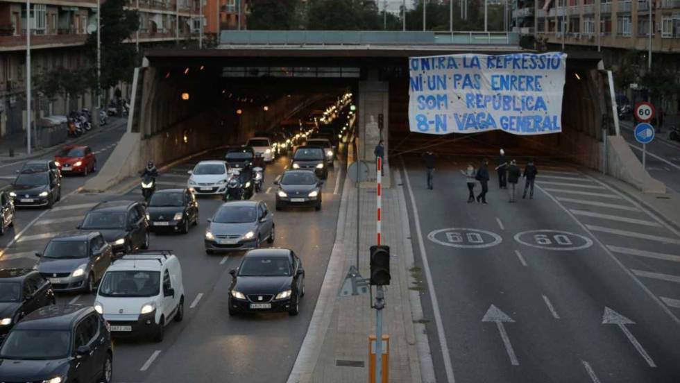 Resultado de imagen de Los CDR cortan varias carreteras y el AVE en Girona por el 1 de Octubre